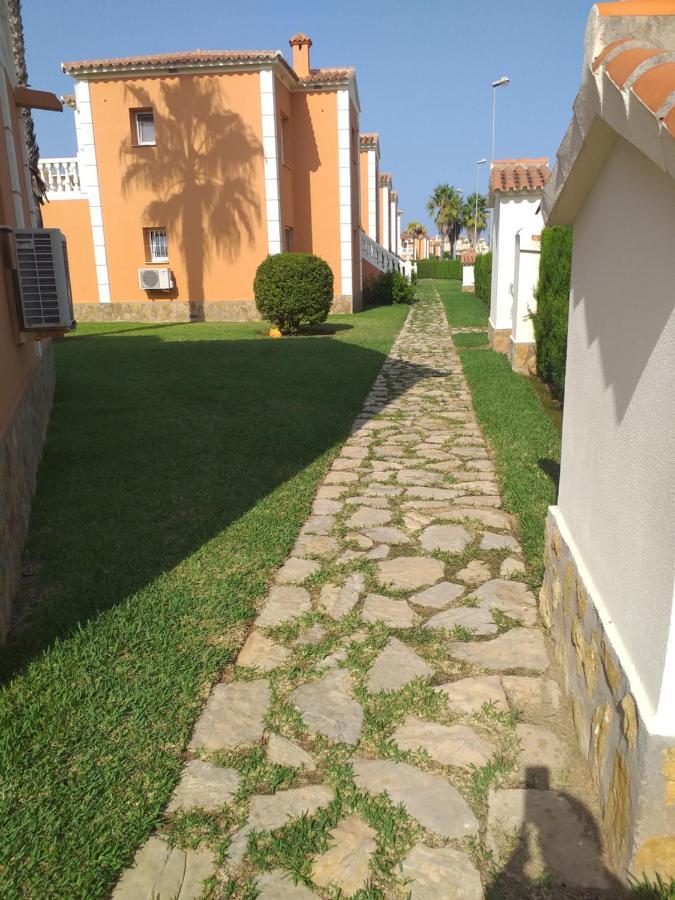 Oliva Nova Flat In Front Of Met Apartman Kültér fotó